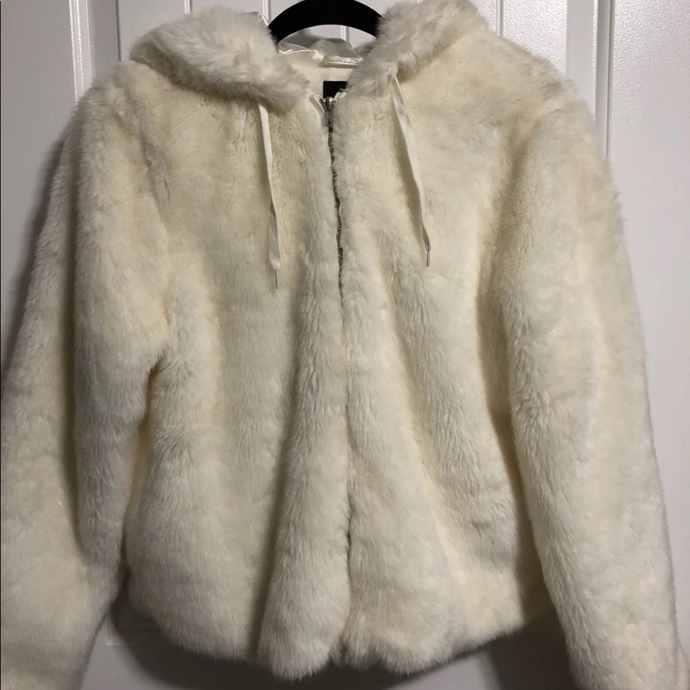 ❌SOLD❌ Cream Fur Jacket w/ hood